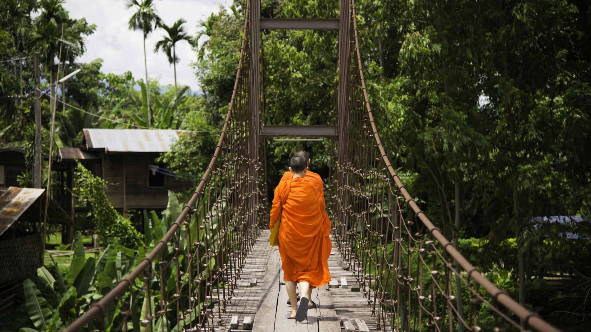 Buddhistische Mönche auf Hängebrücke Indochina