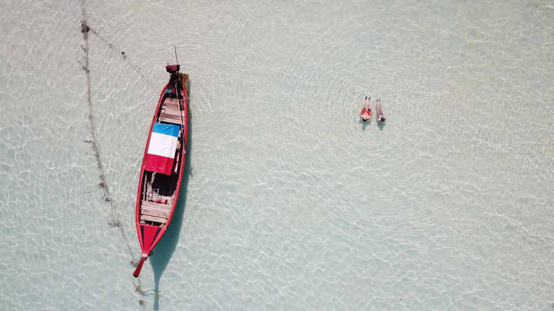 Thailand Inslen traditionelles Boot und schwimmendes Pärchen