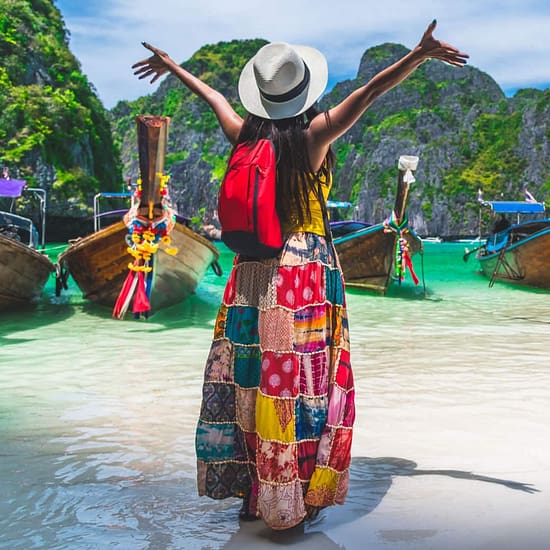 Tourist entdeckt Insel & Strand mit Booten in Thailand